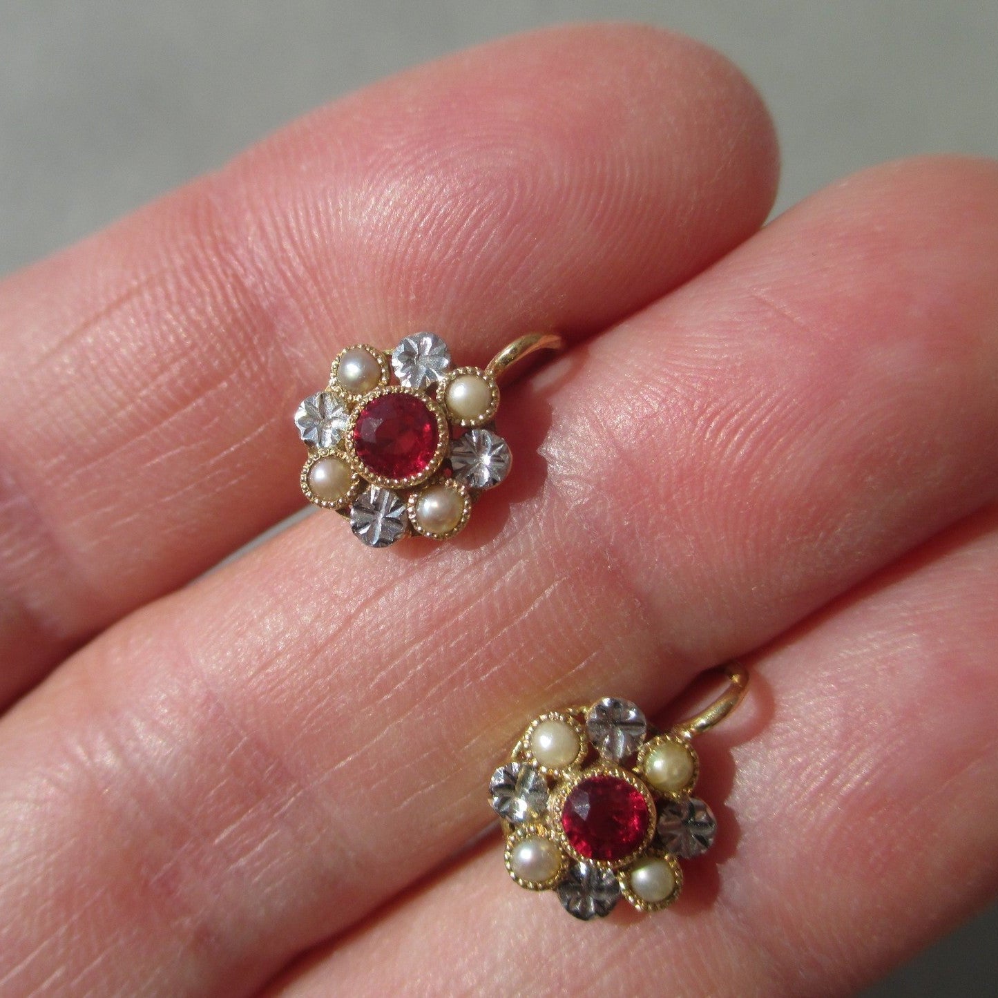 Dormeuses earrings in yellow gold, bank gold, rubies, and pearls