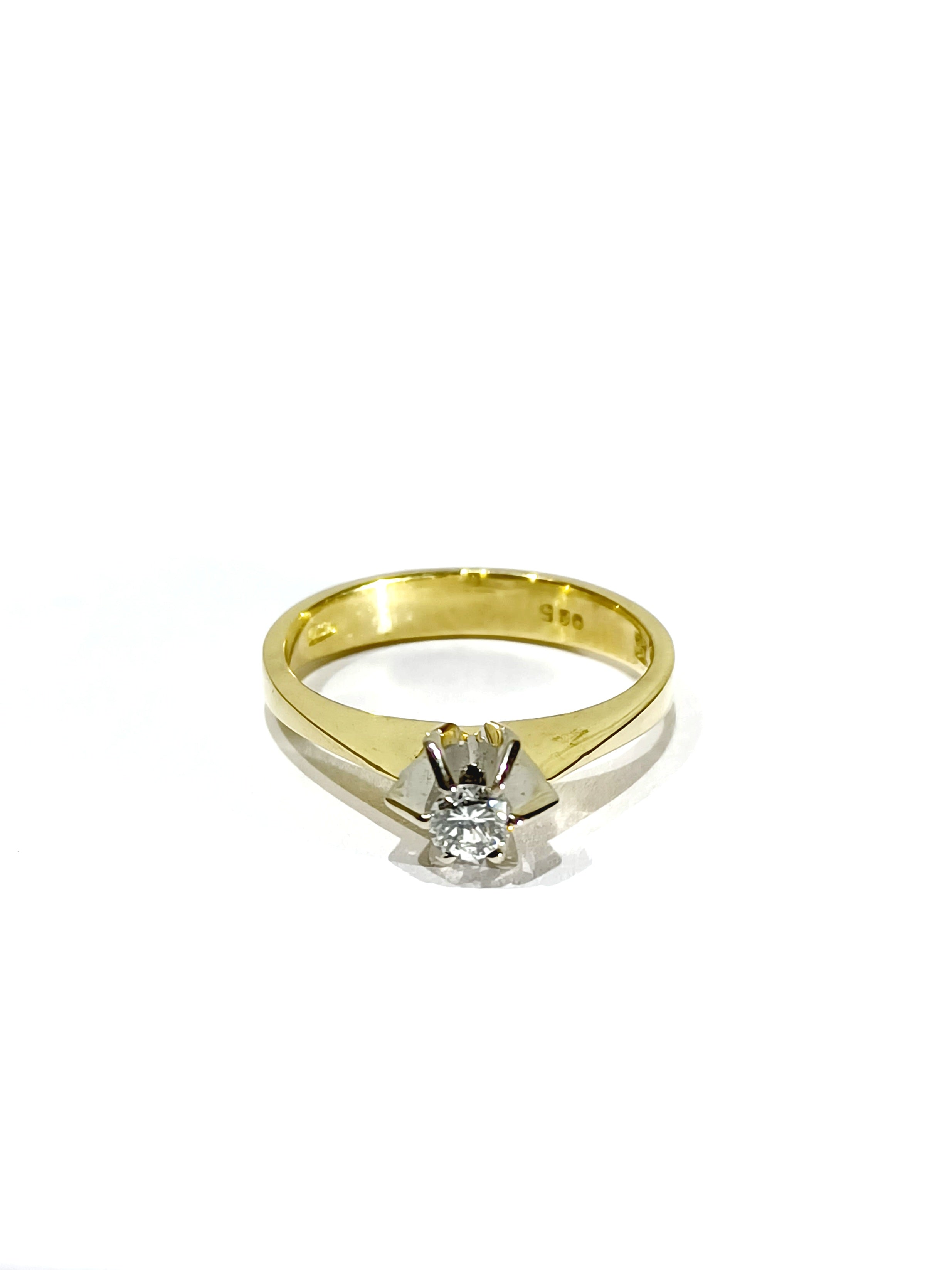 Yellow Gold Solitaire Ring with Diamonds