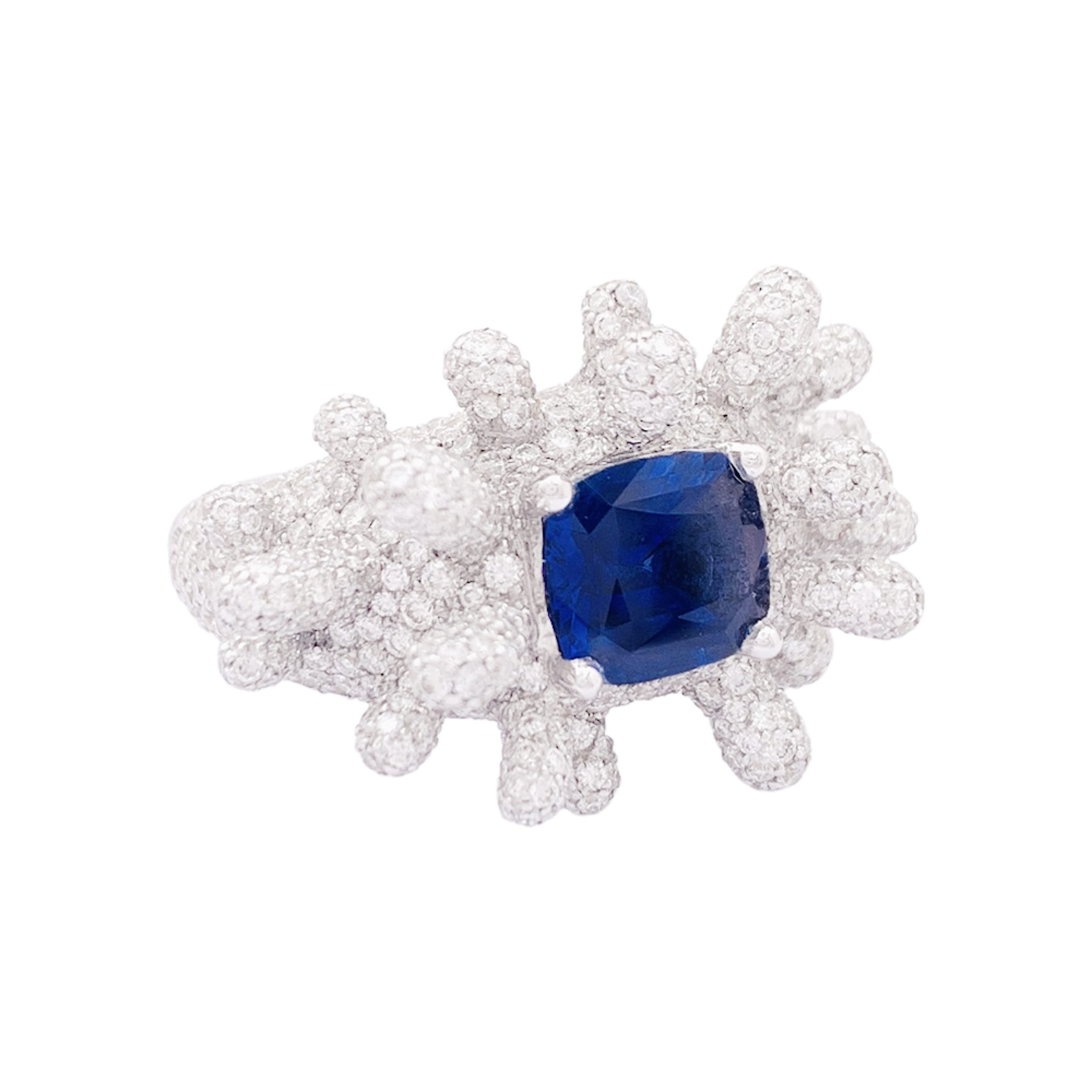 Bague Manalys en or blanc, diamants et saphir.