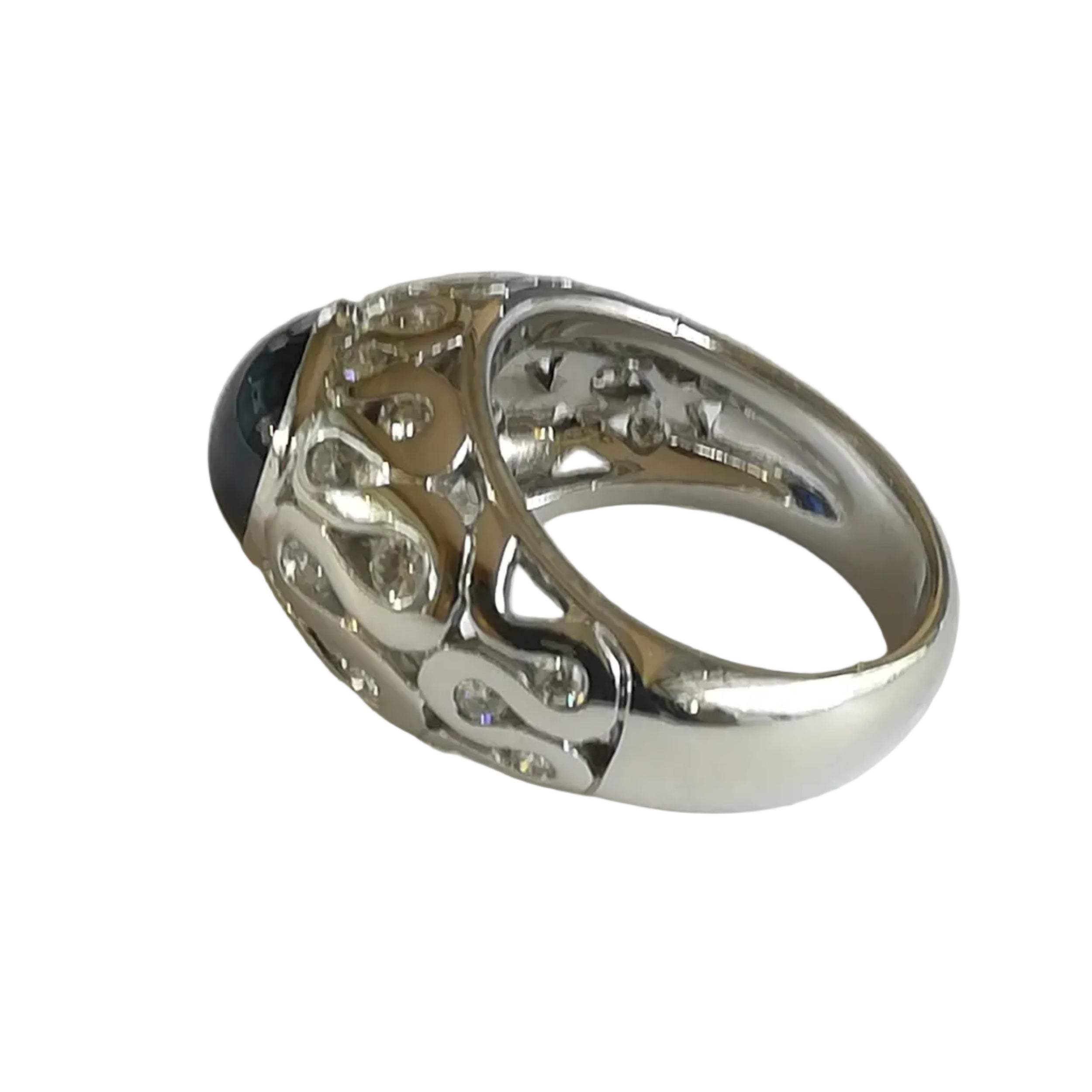 "Dôme" Ring in White Gold, Sapphire, and Diamonds