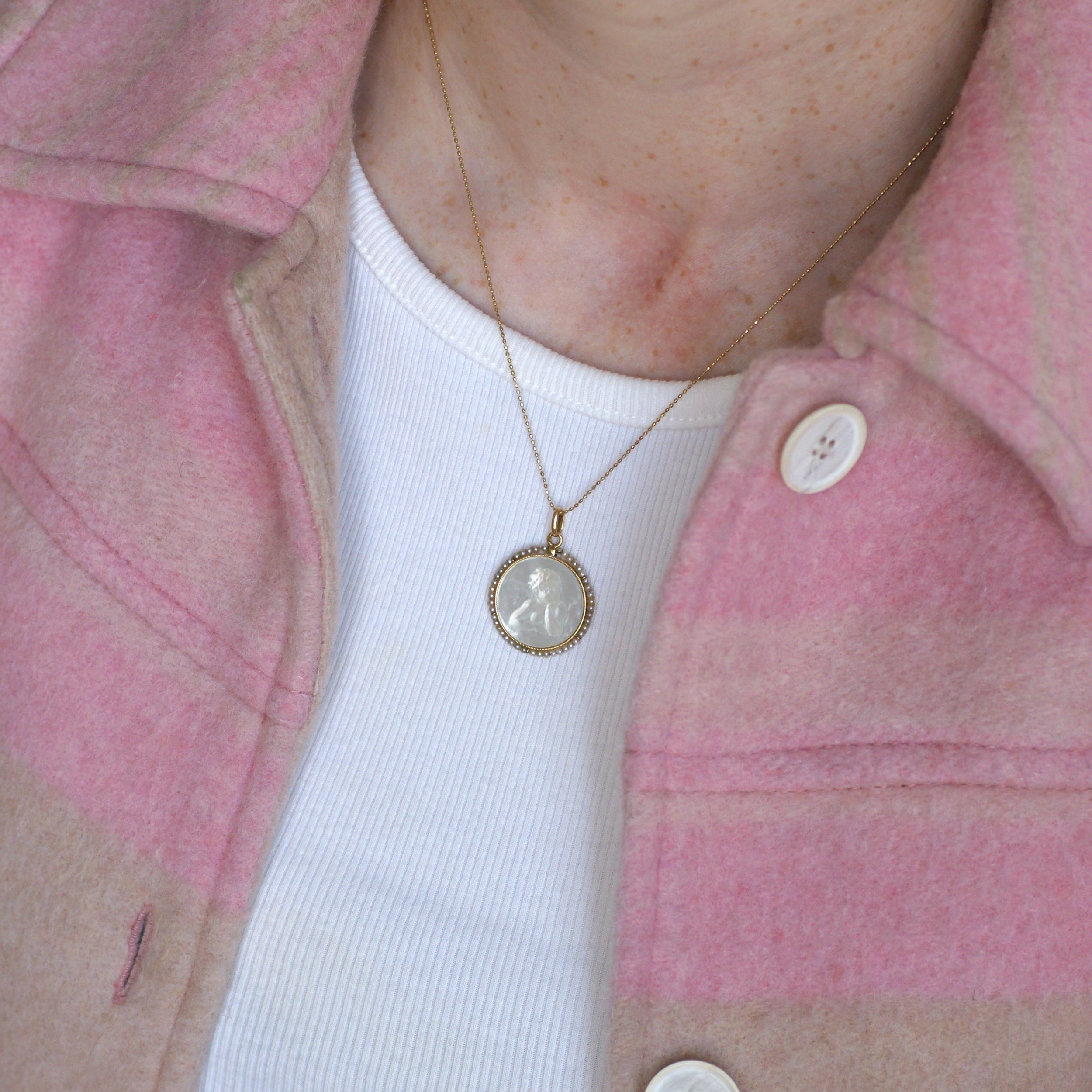 Medal in Yellow gold, Mother-of-pearl and Pearls