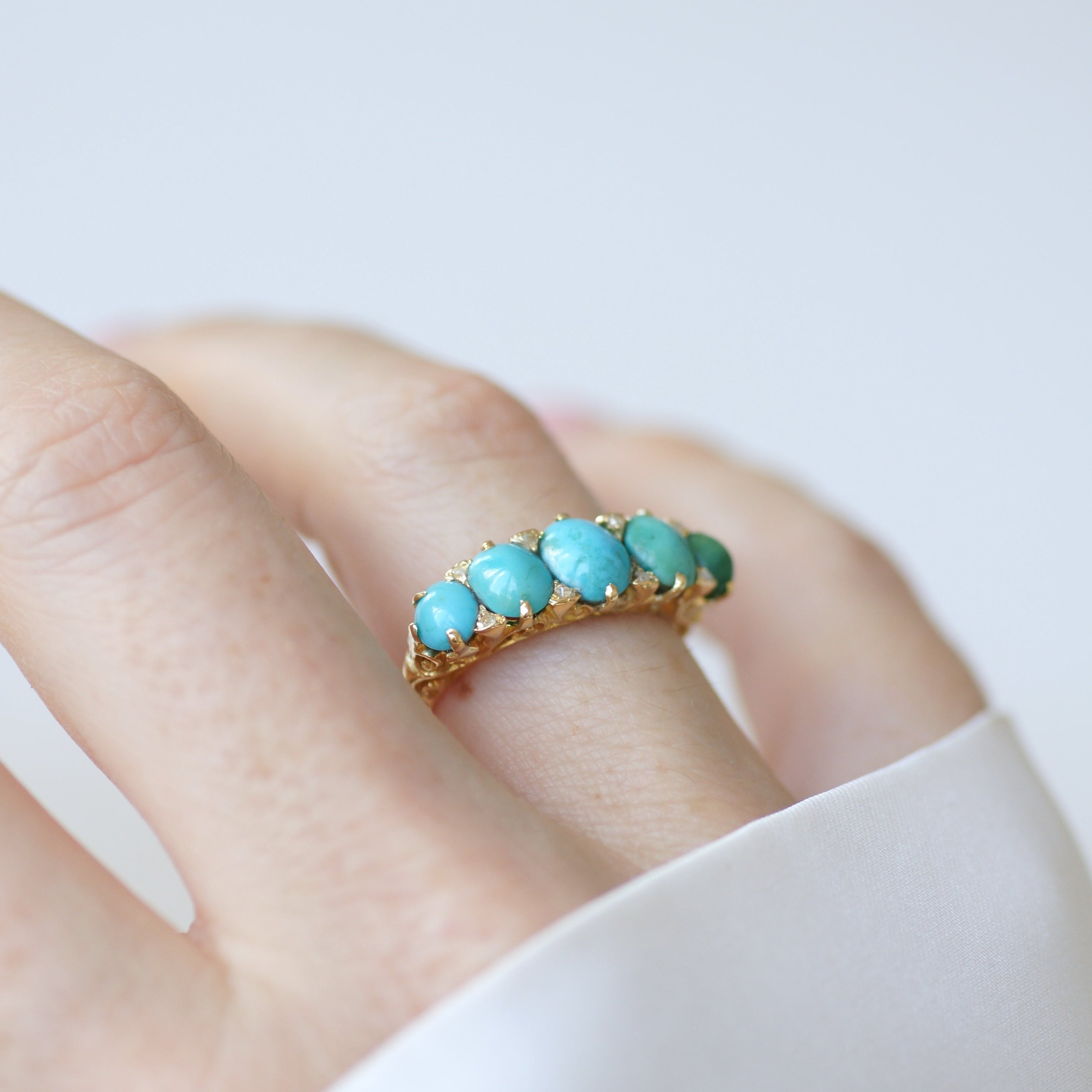 Bague Jarretière en or jaune, turquoises et diamants