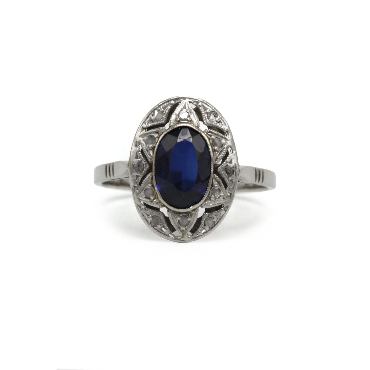 Bague Entourage en or blanc, platine, saphir et diamants