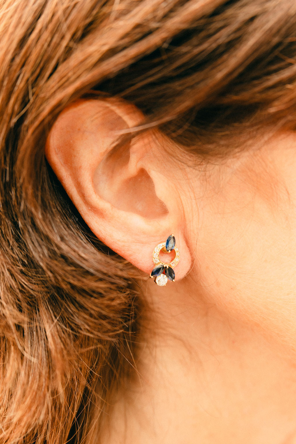 Clips d'oreilles en or jaune, saphirs et diamants