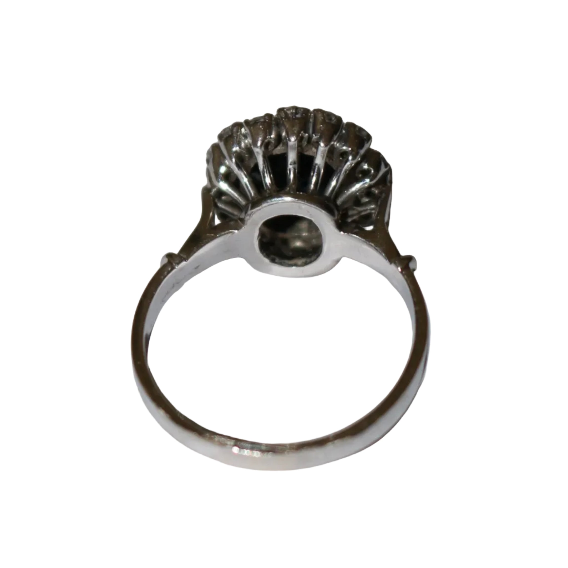 Bague Marguerite en or blanc, saphir, et diamants