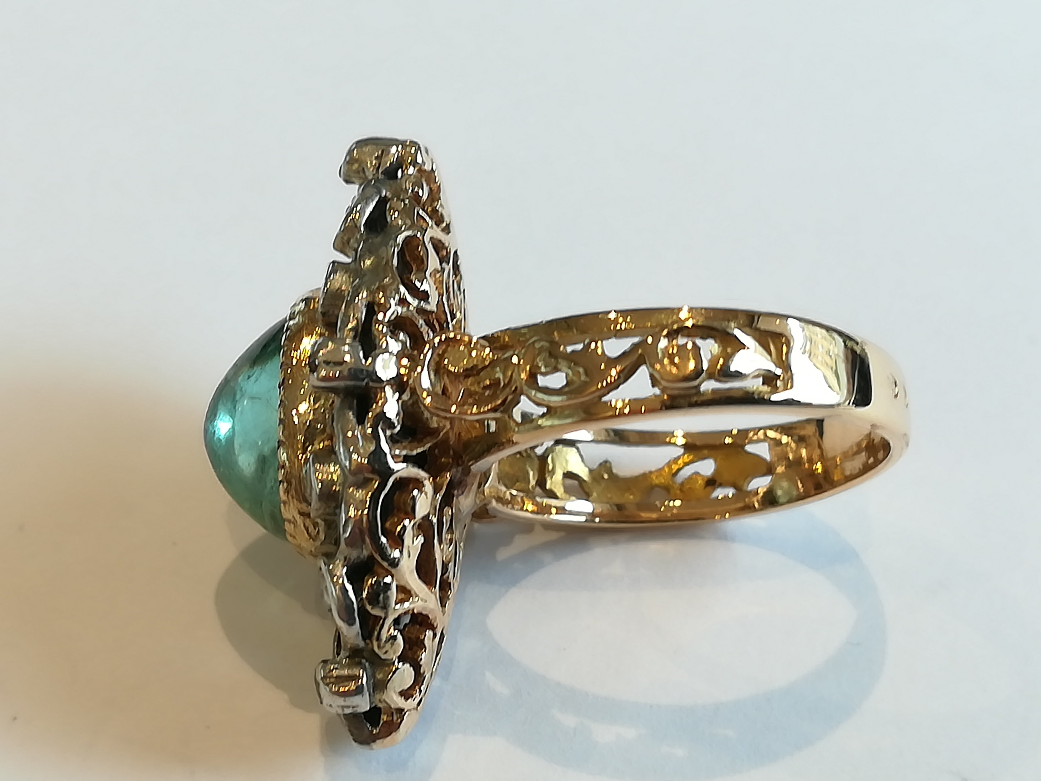 Ring marquise in gold and agency set with an emerald