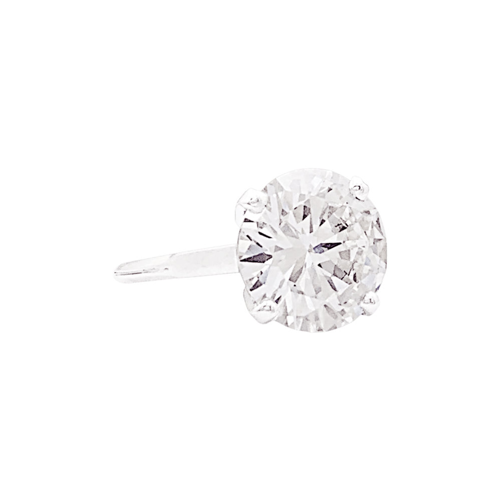 Ring at paltinium set with a diamond 5.01 carats.