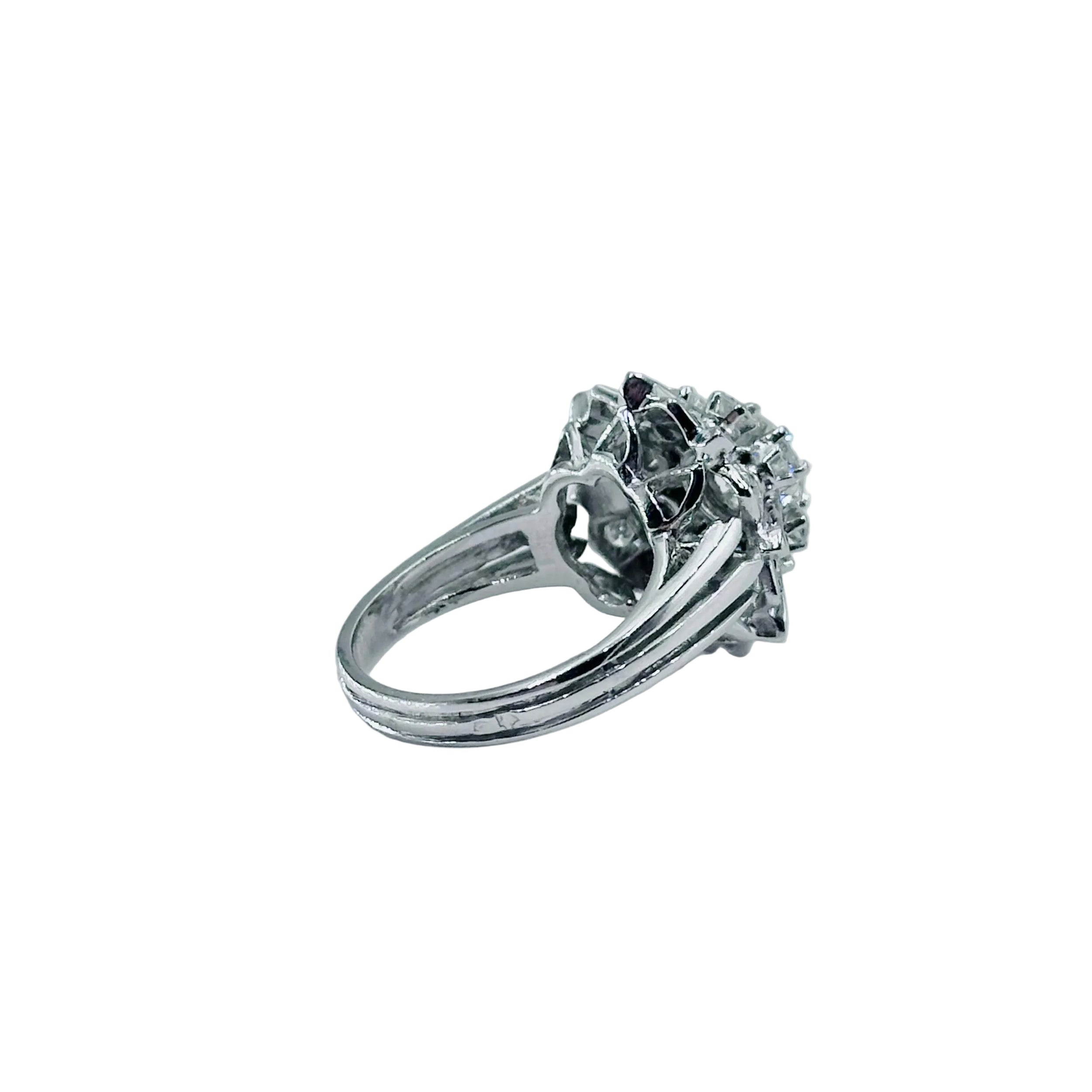 Entourage Ring in white gold, platinum, and diamonds