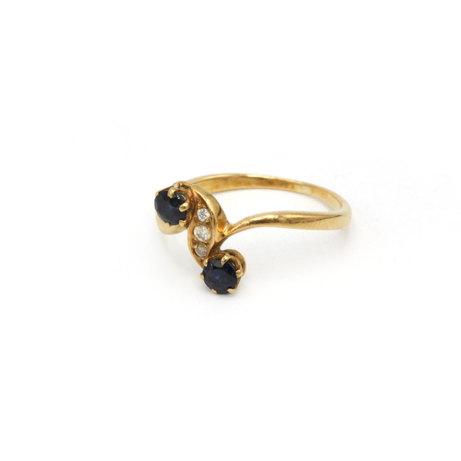 "Toi & Moi" Ring in yellow gold, sapphires, and diamonds