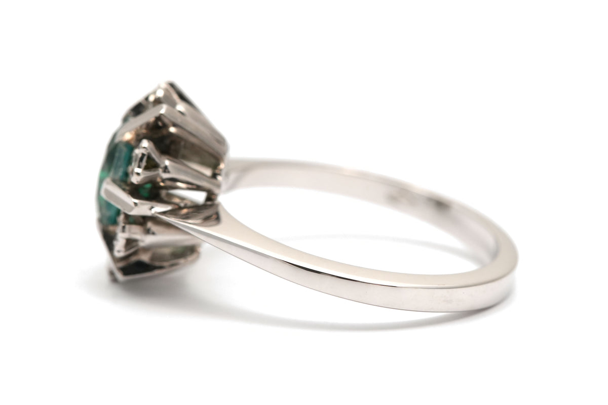 Bague Entourage en or blanc, émeraude et diamants
