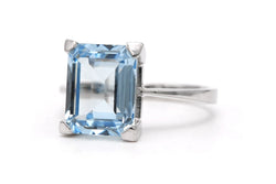 Bague Solitaire en or blanc et aigue-marine
