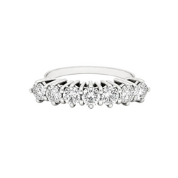 Wedding band ring in white gold and diamonds
