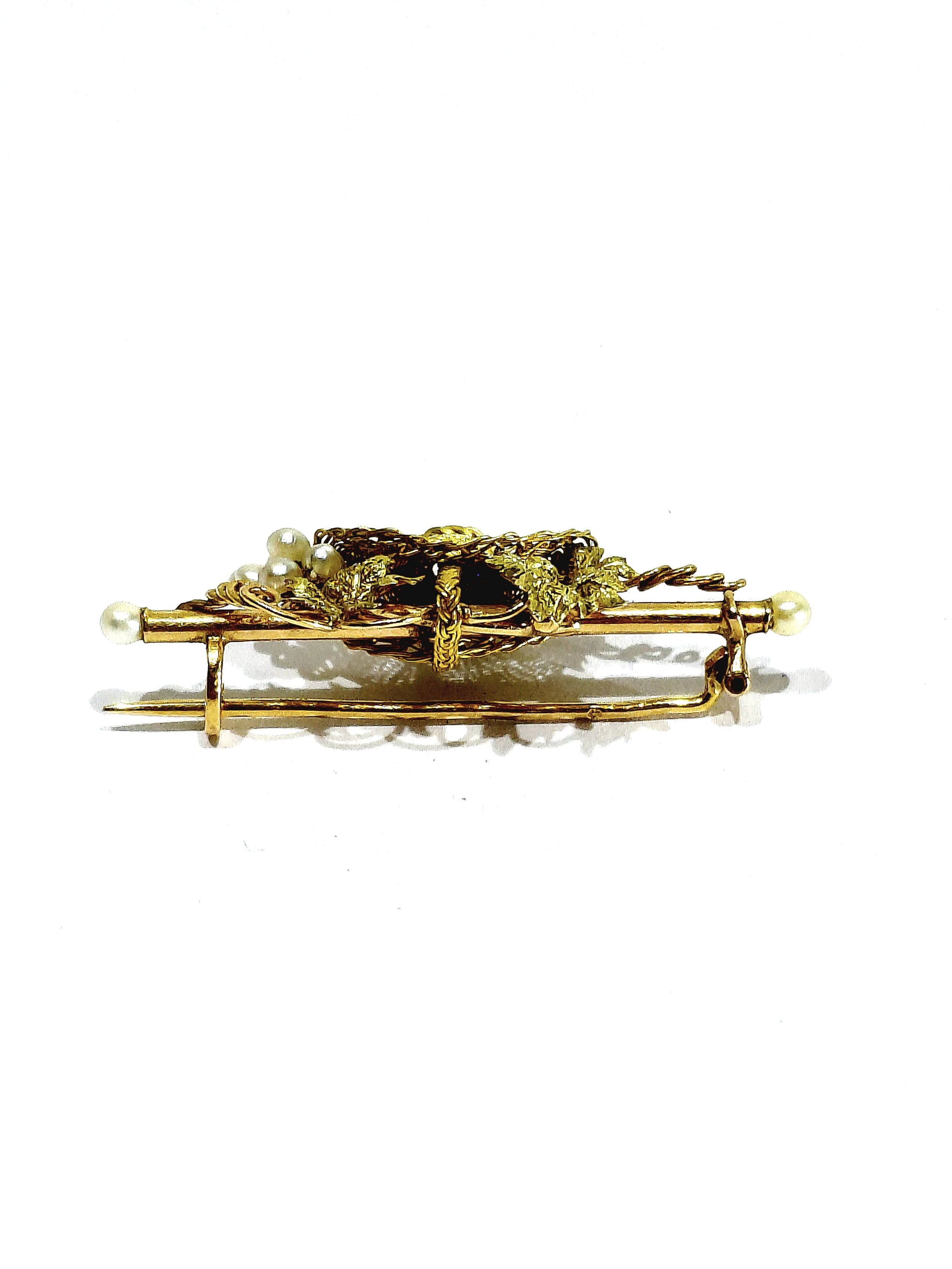 Brooch made of yellow gold, rose gold, and pearls
