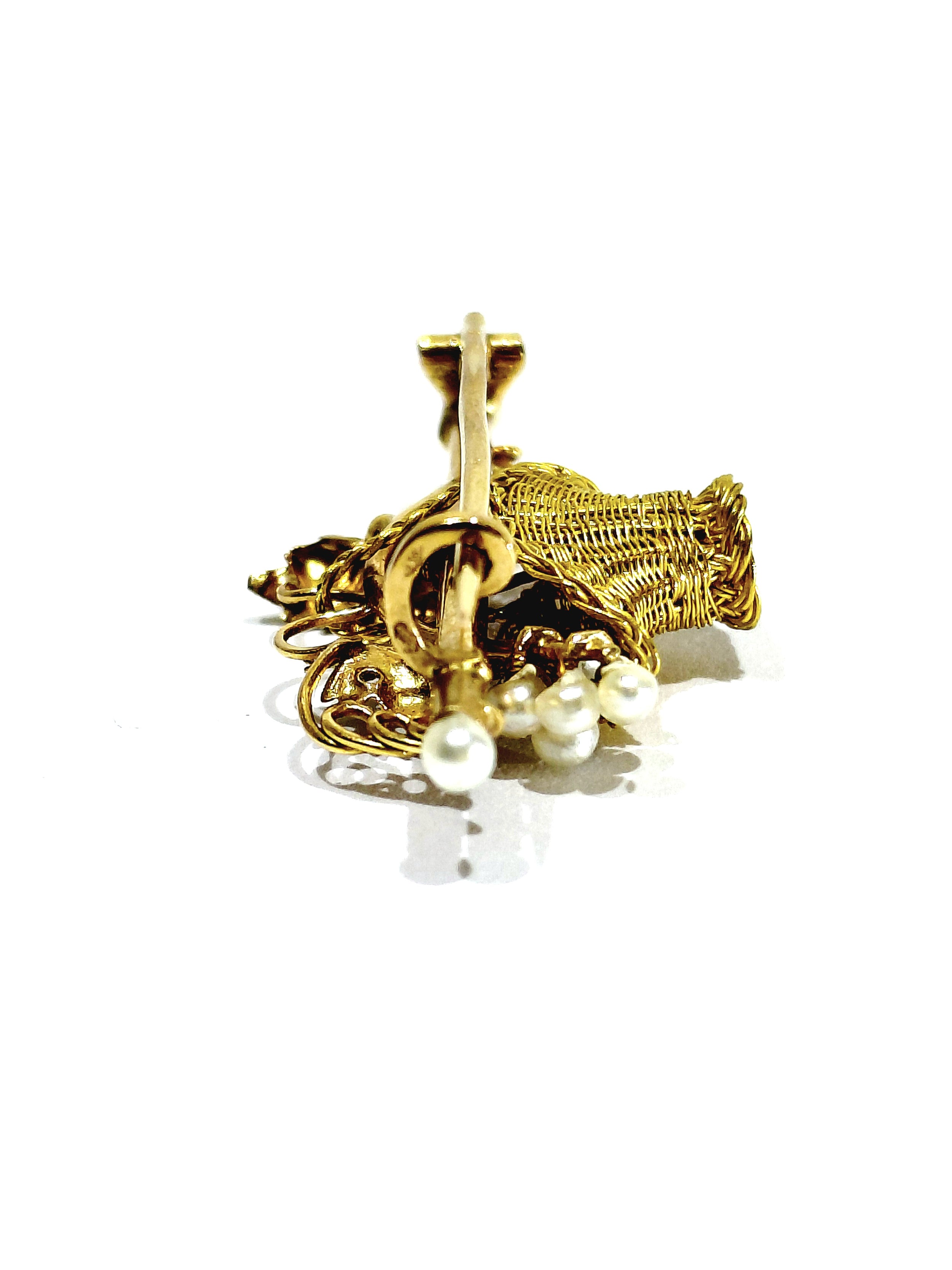 Brooch made of yellow gold, rose gold, and pearls