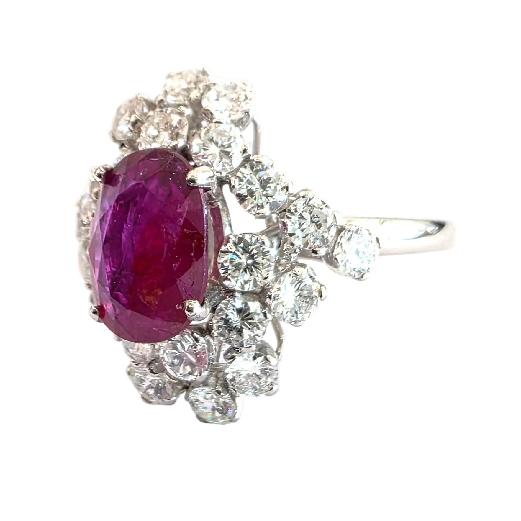 18K white gold ring with a central ruby and diamonds