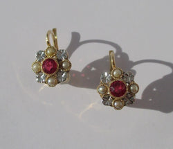 Boucles d’oreilles Dormeuses en or jaune, or banc, rubis, et perles