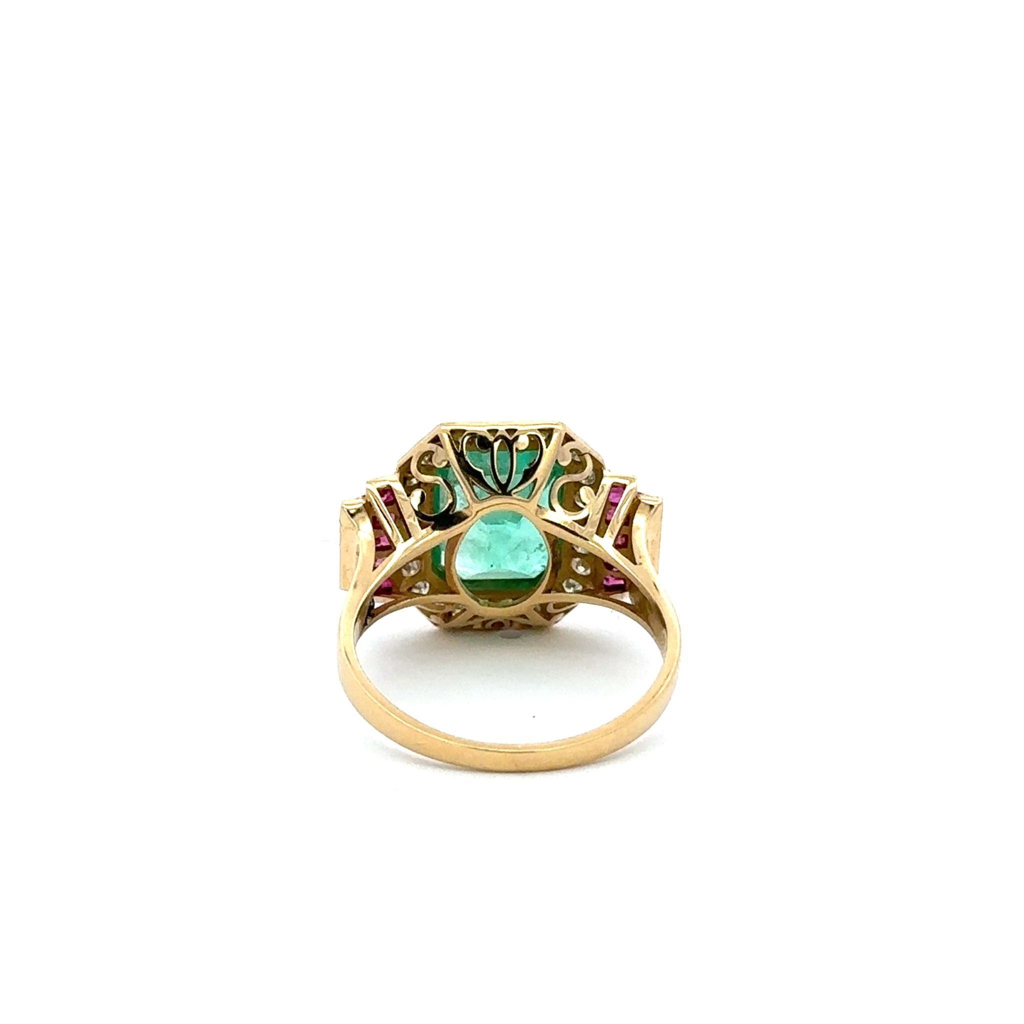 Bague Entourage en or jaune, émeraude, rubis et diamants