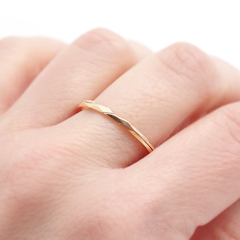 Alliance double jumelles biseautée en or - Castafiore