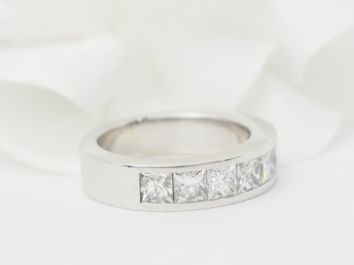 Alliance en or blanc et diamants 1,50ct taille princesse - Castafiore