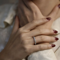 Alliance en or gris 18 Cts avec 1,00 Cts diamants brillants G - VS. Taille 54 - 55 - Castafiore