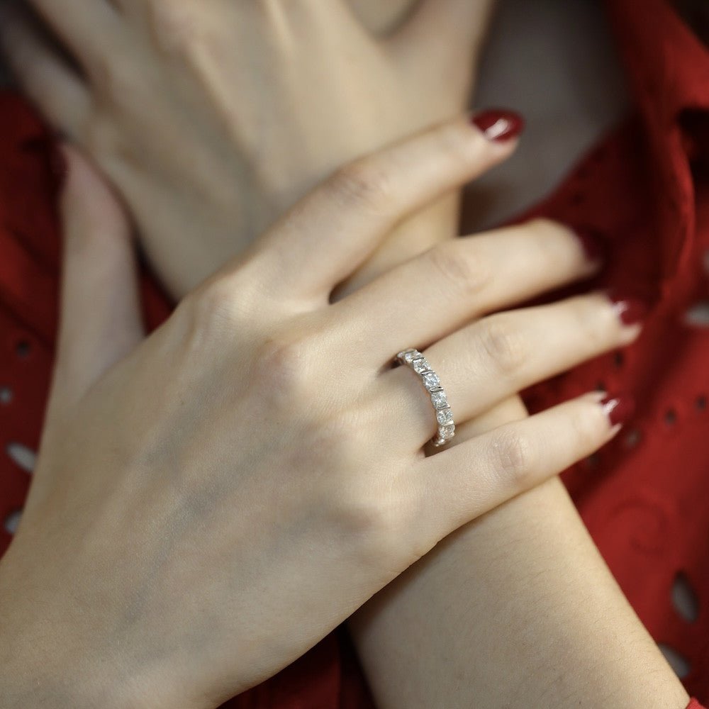 Alliance en or gris 18 Cts avec 2,40 Cts de diamants H - VS. Taille 50 - Castafiore