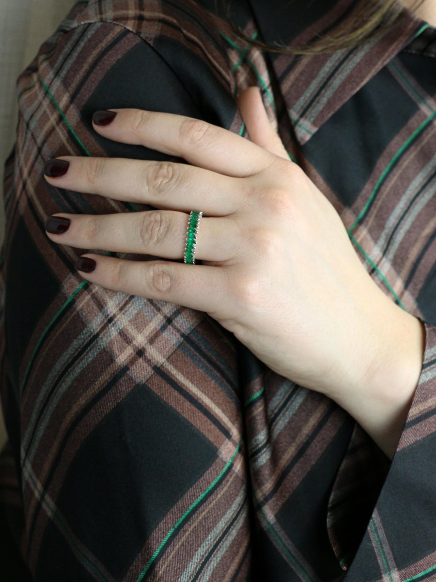 Alliance or blanc émeraudes taille marquise 2 carats - Castafiore