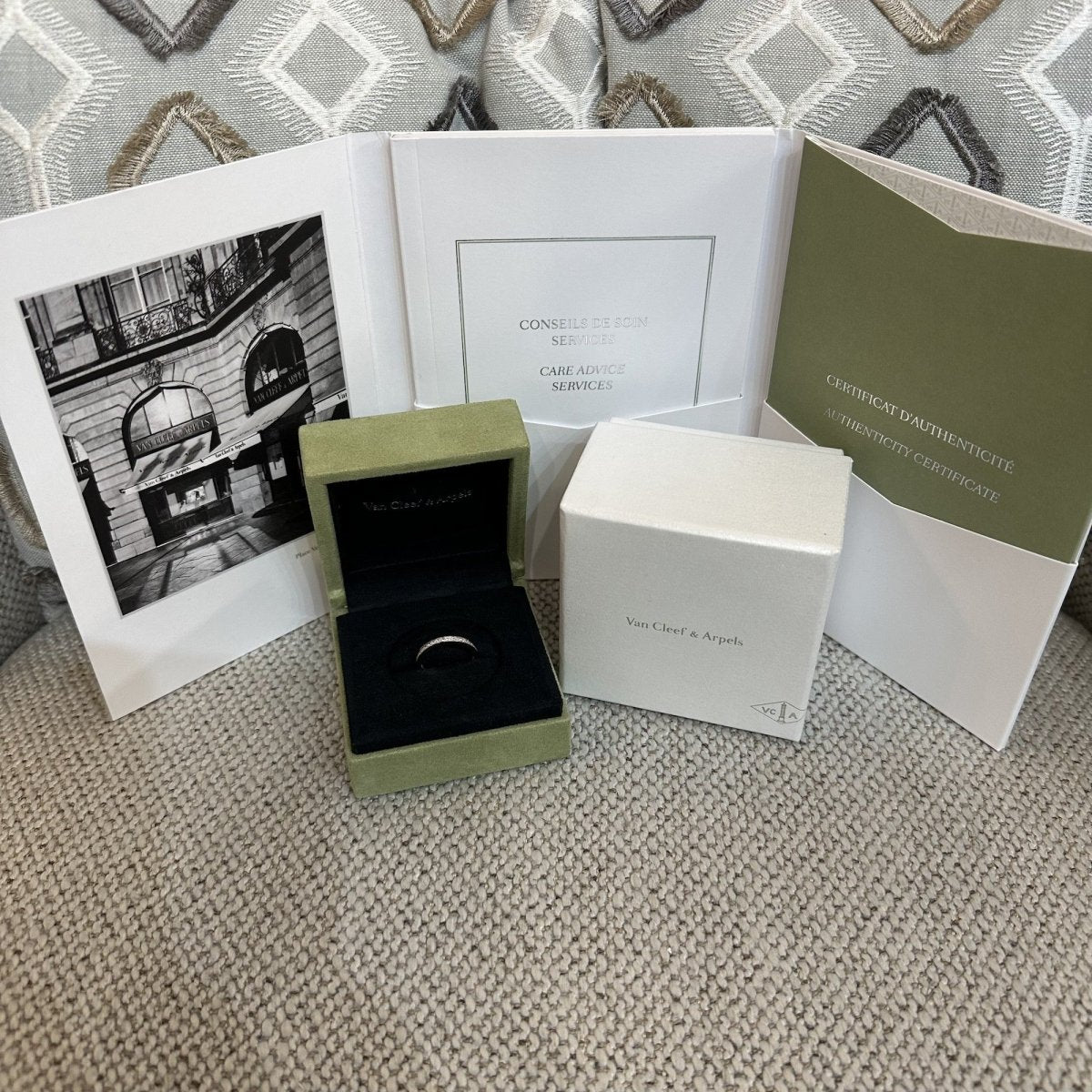 Alliance Van Clef & Arpels Platine "Romance" 2,1 mm avec diamants brillants de 2020. Taille 51. Full set - Castafiore