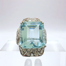 ANILLO ART DÉCOEN PLATINO, CON AGUA MARINA CENTRAL Y DIAMANTES - Castafiore