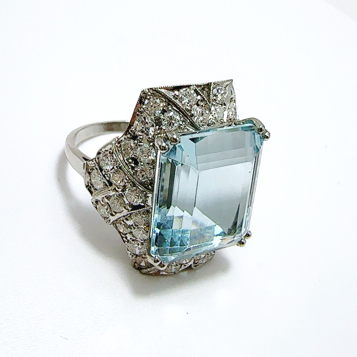 ANILLO ART DÉCOEN PLATINO, CON AGUA MARINA CENTRAL Y DIAMANTES - Castafiore