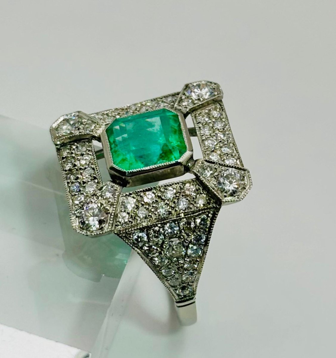 ANILLO DE ALTA JOYERÍA EN PLATINO CON ESMERALDA Y DIAMANTES - Castafiore