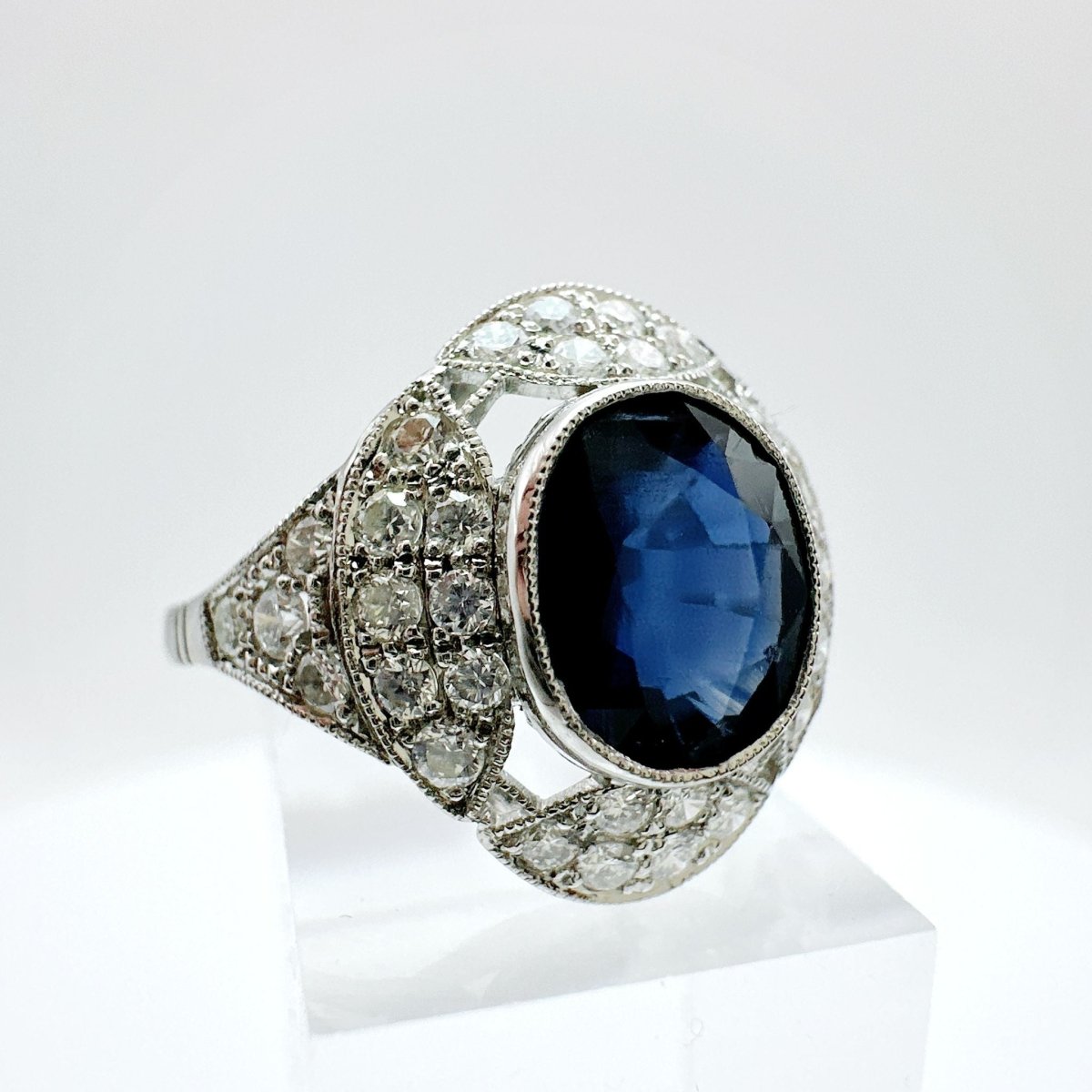 ANILLO DE ALTA JOYERIA EN PLATINO CON ZAFIRO AZUL Y DIAMANTES. - Castafiore