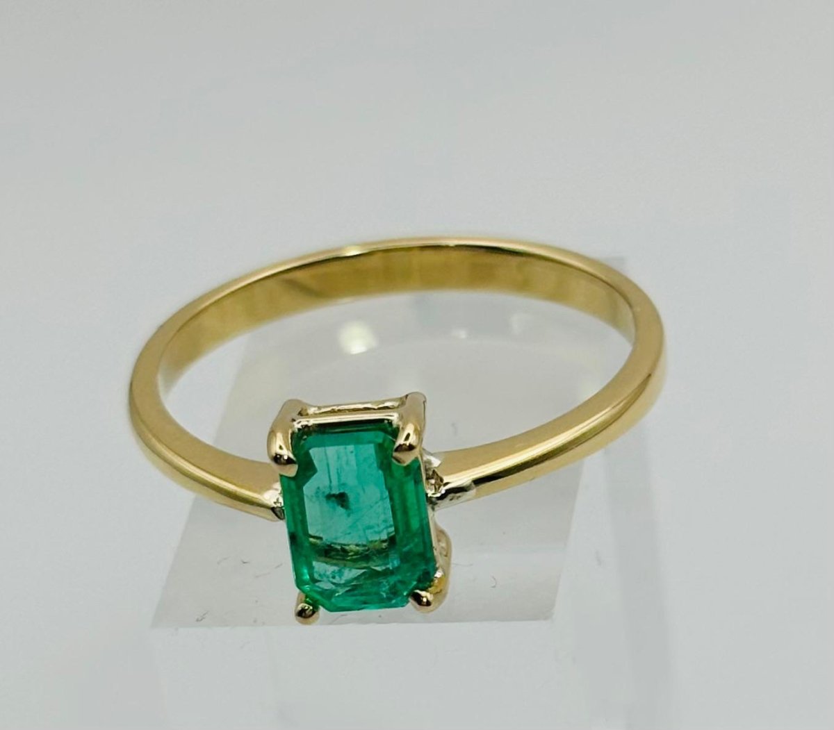 ANILLO DE ORO AMARILLO CON ESMERALDA COLOMBIANA - Castafiore