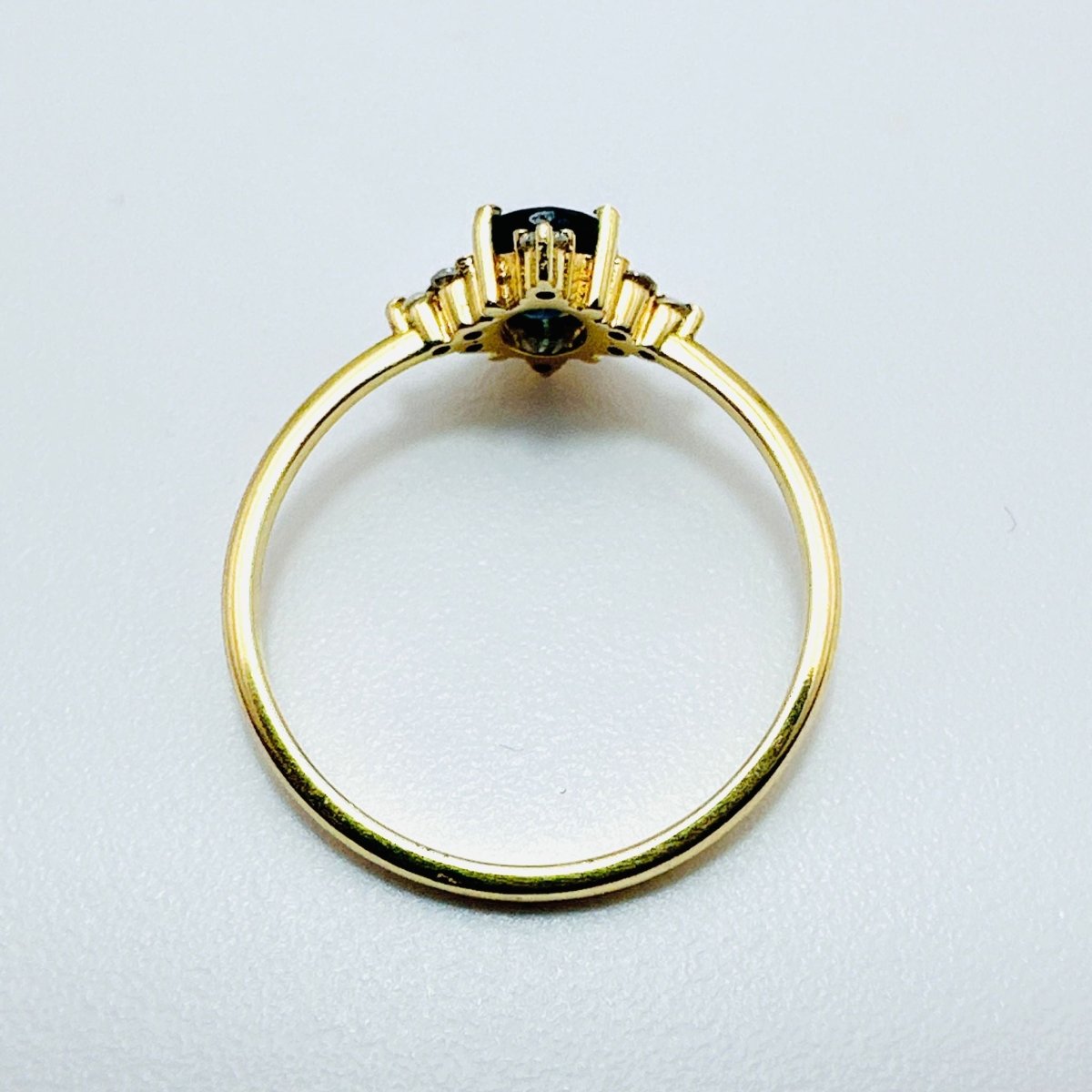 ANILLO DE ORO AMARILLO CON ZAFIRO AZUL "CEYLAN" Y DIAMANTES - Castafiore