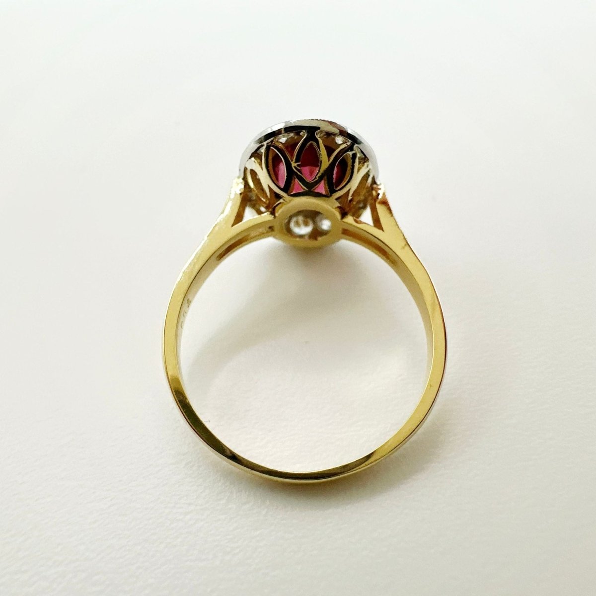 Anillo de Oro Amarillo estilo Vintage con Rubelita y Halo de Diamantes. - Castafiore