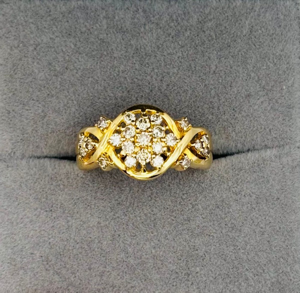 ANILLO DE ORO AMARILLO Y DIAMANTES , DISPUESTOS EN UN PATRÓN FLORAL O ESTRELLADO - Castafiore