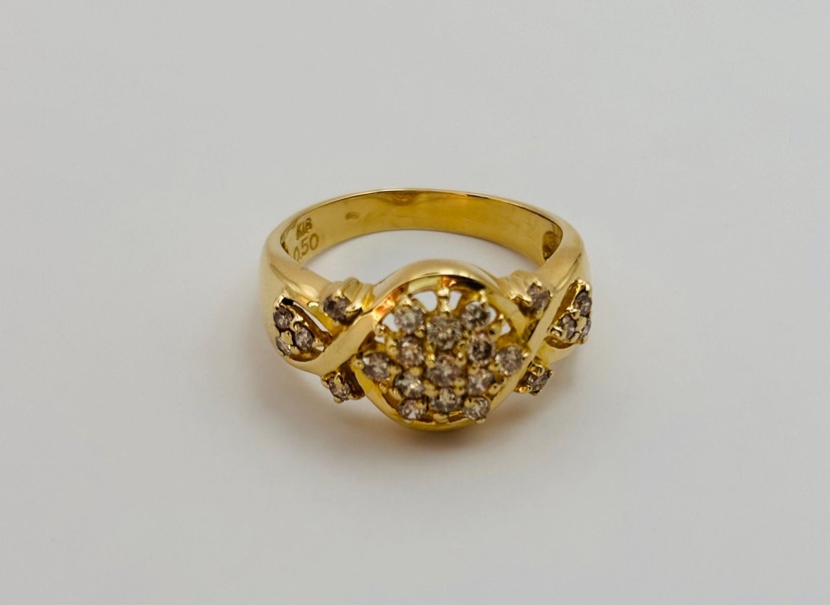 ANILLO DE ORO AMARILLO Y DIAMANTES , DISPUESTOS EN UN PATRÓN FLORAL O ESTRELLADO - Castafiore