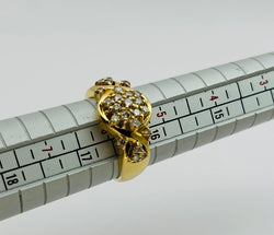 ANILLO DE ORO AMARILLO Y DIAMANTES , DISPUESTOS EN UN PATRÓN FLORAL O ESTRELLADO - Castafiore