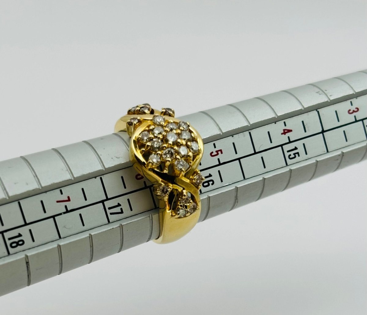 ANILLO DE ORO AMARILLO Y DIAMANTES , DISPUESTOS EN UN PATRÓN FLORAL O ESTRELLADO - Castafiore