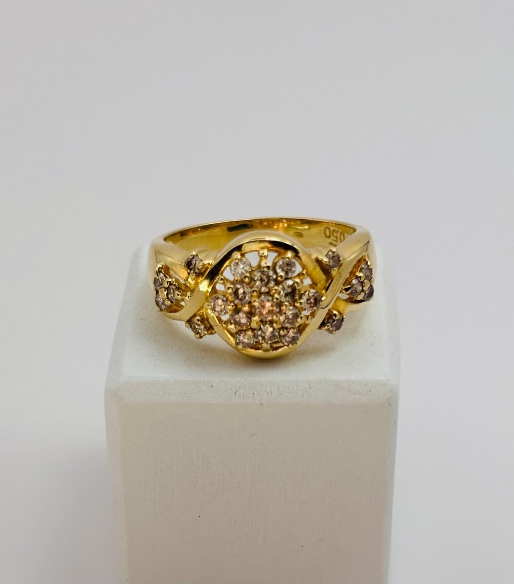 ANILLO DE ORO AMARILLO Y DIAMANTES , DISPUESTOS EN UN PATRÓN FLORAL O ESTRELLADO - Castafiore