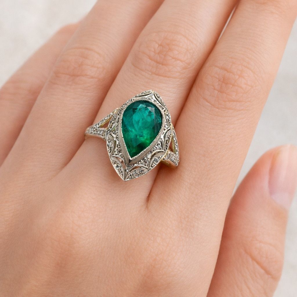 ANILLO DE ORO AMARILLO Y PLATINO CON ESMERALDA NATURAL TALLA PERA Y DIAMANTES - Castafiore