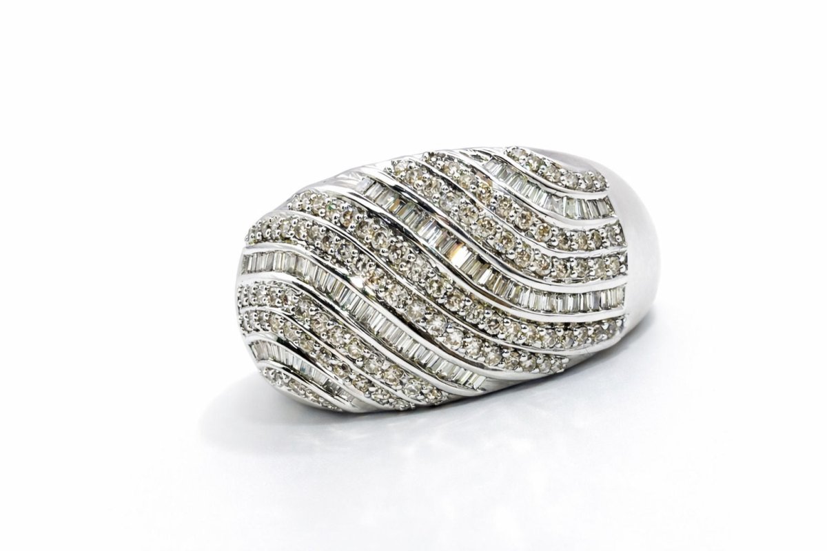 ANILLO DE ORO BLANCO CON DISEÑO ONDULADO, DIAMANTES EN PAVÉ Y BAGUETTE - Castafiore