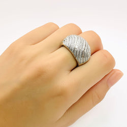 ANILLO DE ORO BLANCO CON DISEÑO ONDULADO, DIAMANTES EN PAVÉ Y BAGUETTE - Castafiore