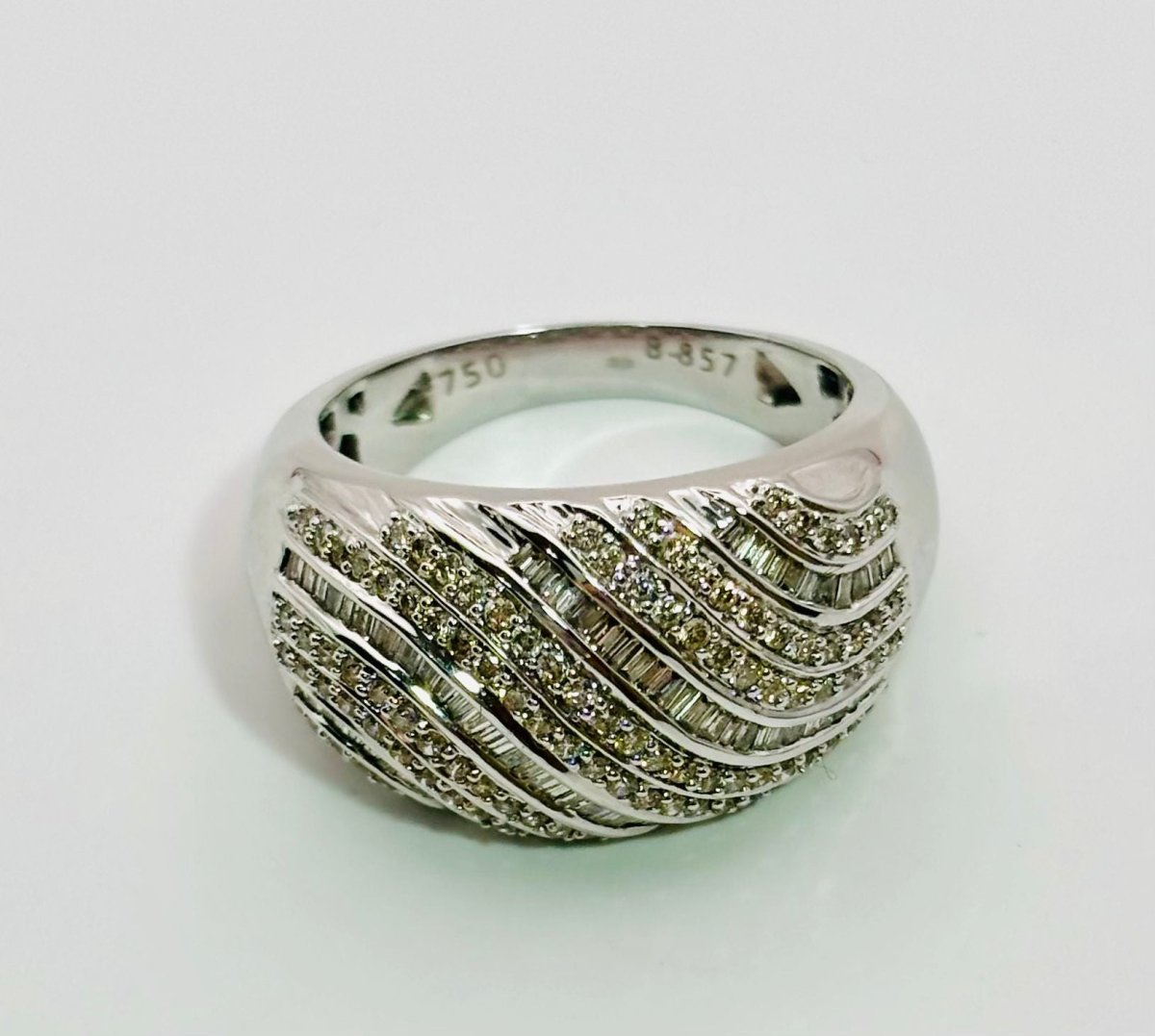 ANILLO DE ORO BLANCO CON DISEÑO ONDULADO, DIAMANTES EN PAVÉ Y BAGUETTE - Castafiore