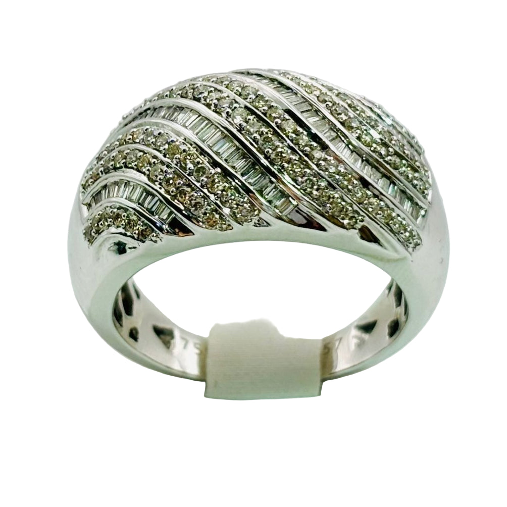 ANILLO DE ORO BLANCO CON DISEÑO ONDULADO, DIAMANTES EN PAVÉ Y BAGUETTE - Castafiore