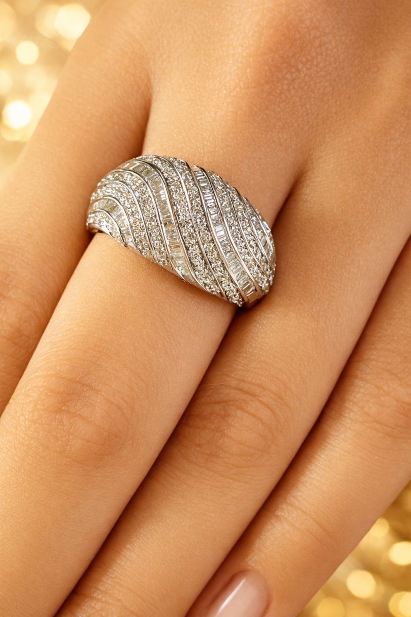 ANILLO DE ORO BLANCO CON DISEÑO ONDULADO, DIAMANTES EN PAVÉ Y BAGUETTE - Castafiore