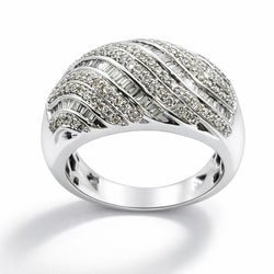 ANILLO DE ORO BLANCO CON DISEÑO ONDULADO, DIAMANTES EN PAVÉ Y BAGUETTE - Castafiore