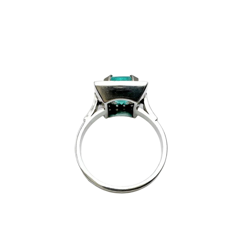 ANILLO DE ORO BLANCO CON ESMERALDA CENTRAL TALLA RECTANGULAR Y DIAMANTES NATURALES - Castafiore