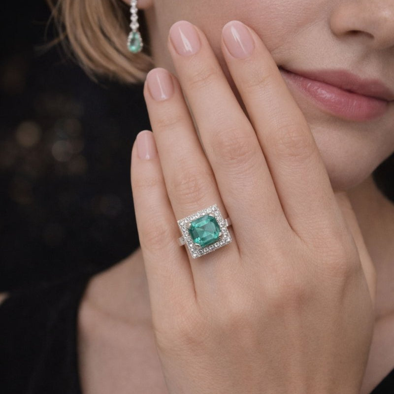 ANILLO DE ORO BLANCO CON ESMERALDA CENTRAL TALLA RECTANGULAR Y DIAMANTES NATURALES - Castafiore