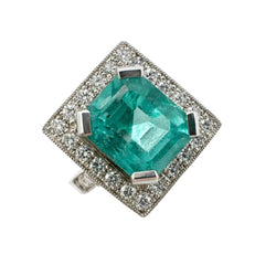 ANILLO DE ORO BLANCO CON ESMERALDA CENTRAL TALLA RECTANGULAR Y DIAMANTES NATURALES - Castafiore