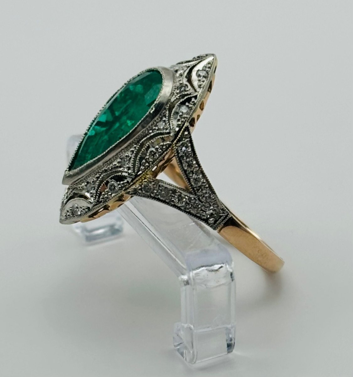 ANILLO DE ORO BLANCO Y PLATINO, ESMERALDA NATURAL TALLA PERA CON DIAMANTES QUE RODEAN LA ESTRUCTURA - Castafiore